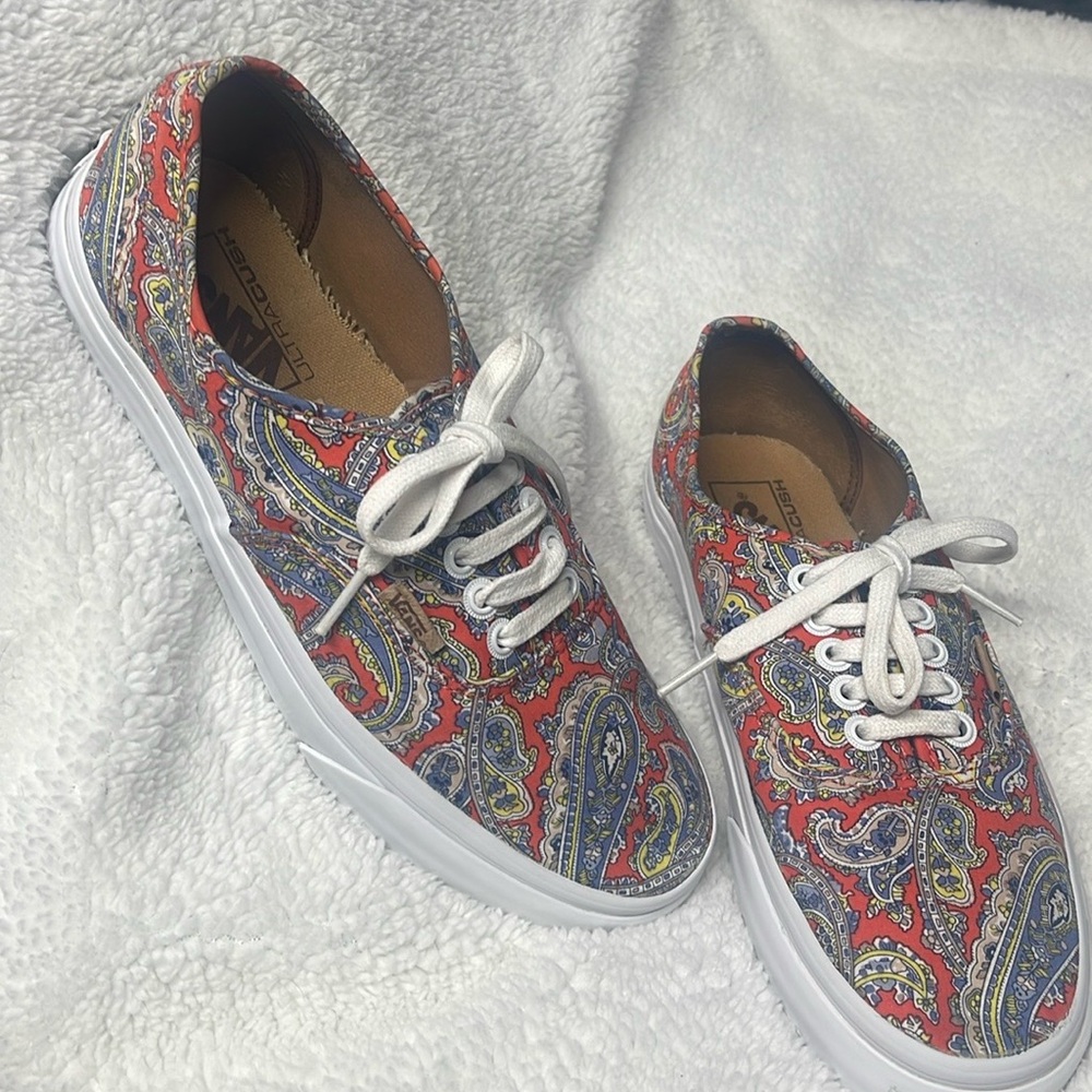 Unisex Vans. Red/blue paisley. Men’s size 7/woman’s size 9